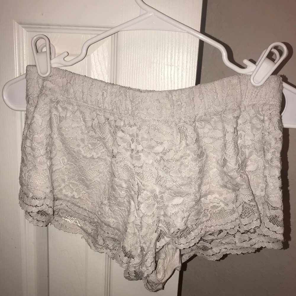 White lace elastic shorts
